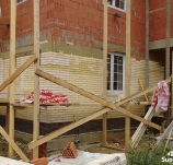 Продолжается облицовка дома в Петергофе