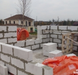 Кладка стен второго этажа из газобетона