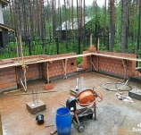 Продолжаем кладку кирпича