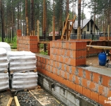Продолжаем кладку кирпича