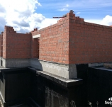 Заканчиваем кладку первого этажа