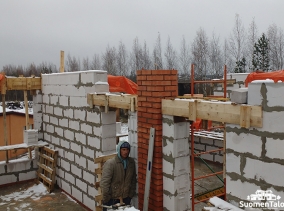 Кладка стен второго этажа из газобетона