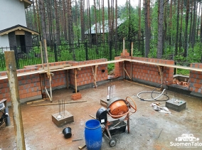Продолжаем кладку кирпича
