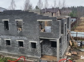 Завершение кладки внешних стен дуплексов